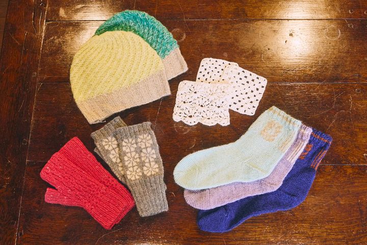 喫茶店で開かれる編み物教室って？ かぎ針初心者にもおすすめなフェアアイルコースターを作ってみた【FUDGE dig. × FUDGE FRIENDの“大人の習い事”探し。】