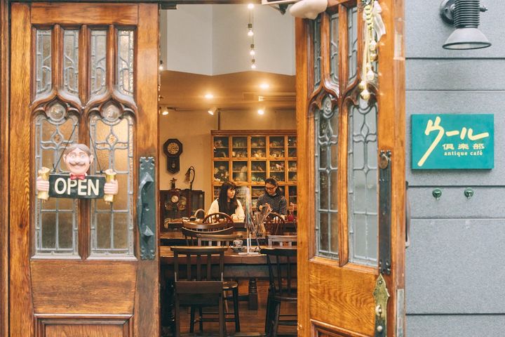 喫茶店で開かれる編み物教室って？ かぎ針初心者にもおすすめなフェアアイルコースターを作ってみた【FUDGE dig. × FUDGE FRIENDの“大人の習い事”探し。】