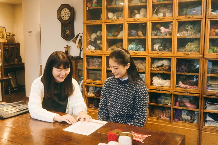 喫茶店で開かれる編み物教室って？ かぎ針初心者にもおすすめなフェアアイルコースターを作ってみた【FUDGE dig. × FUDGE FRIENDの“大人の習い事”探し。】