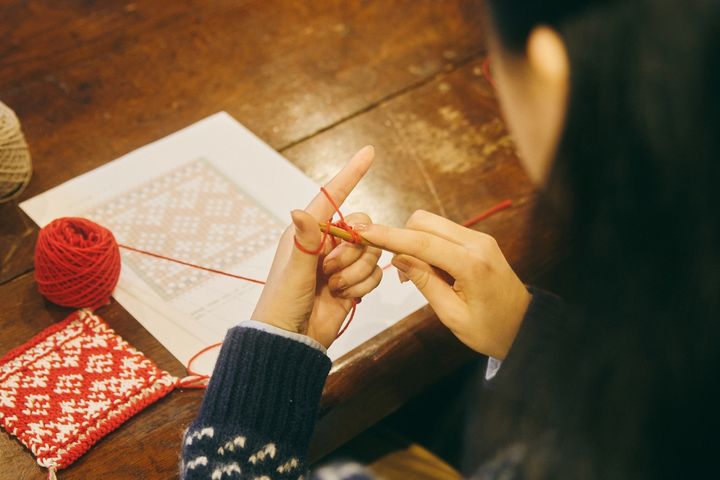 喫茶店で開かれる編み物教室って？ かぎ針初心者にもおすすめなフェアアイルコースターを作ってみた【FUDGE dig. × FUDGE FRIENDの“大人の習い事”探し。】