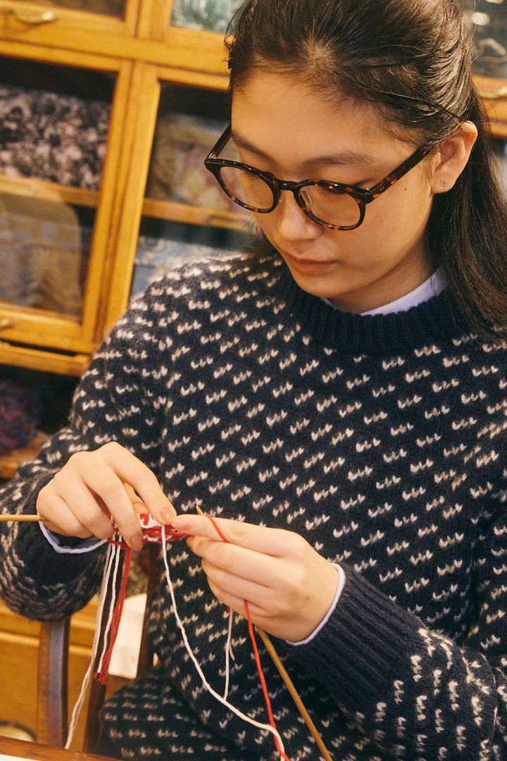 喫茶店で開かれる編み物教室って？ かぎ針初心者にもおすすめなフェアアイルコースターを作ってみた【FUDGE dig. × FUDGE FRIENDの“大人の習い事”探し。】