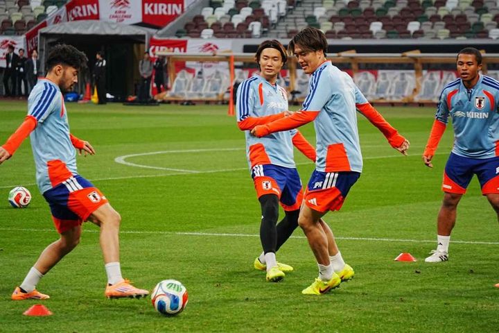 画像: 鳥かごで汗を流す菅原（左、写真：浅野凜太郎）