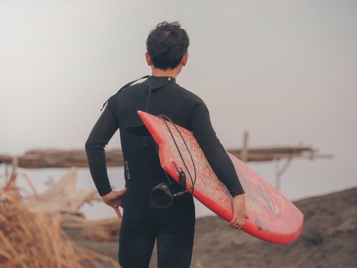 友達が多く、多趣味な夫と結婚し15年。子どもが小学生になっても一人で趣味に没頭する夫に、義母は「不倫じゃないならいいじゃない」と言う。そんなときに義母が体調を崩し……。夫の行動を見て妻が気づいた「夫の本性」とは。※サムネイル画像：PIXTA