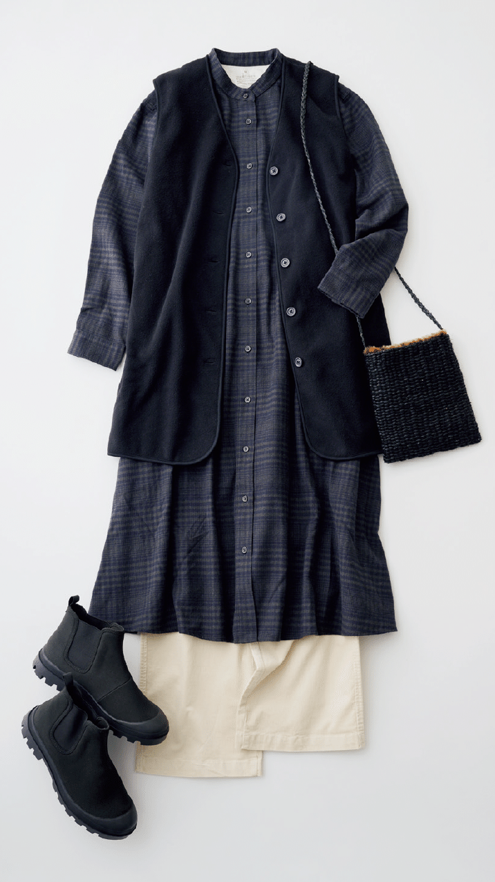 フランネルスタンドカラーワンピース¥5,990、コーデュロイパンツ¥3,990、サイドゴアブーツ¥5,990 ／すべて無印良品（無印良品 銀座）、バッグ／スタイリスト私物