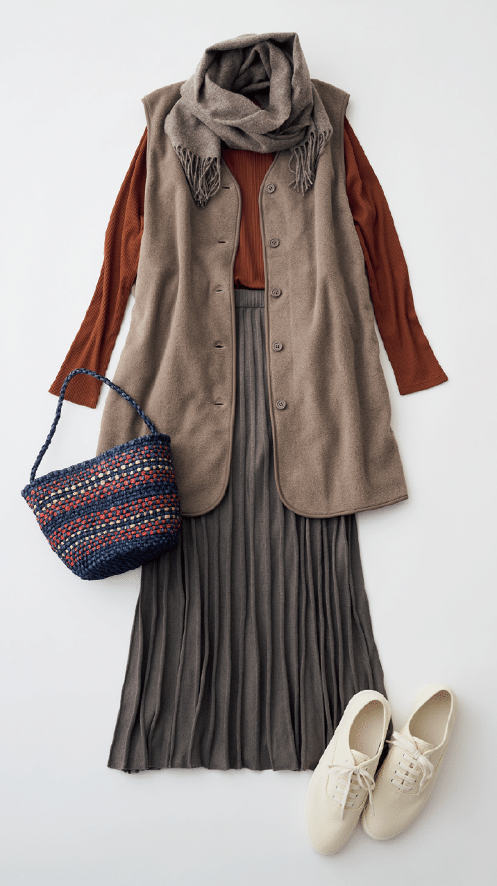 カットソー¥1,990、ニットフレアスカート¥4,990、マフラー¥2,990、スニーカー¥2,990／すべて無印良品（無印良品 銀座）、バッグ／スタイリスト私物