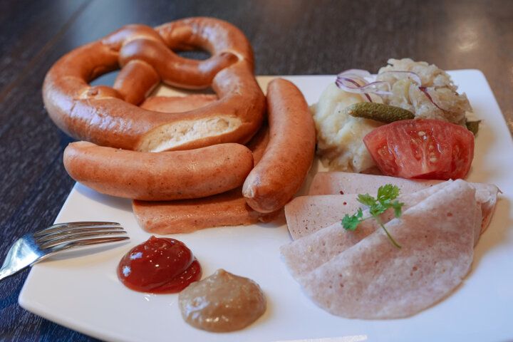 名建築の意匠を再現したレトロビルで中欧の食文化を体感！中之島にある「Cafe AMADEUS STORY」