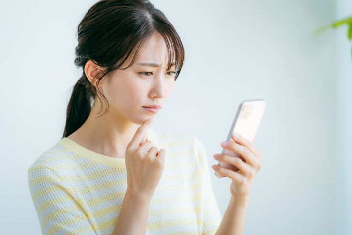 スマホを見る女性