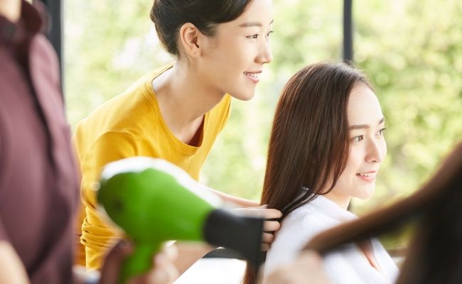 美容室で相談しているイメージ