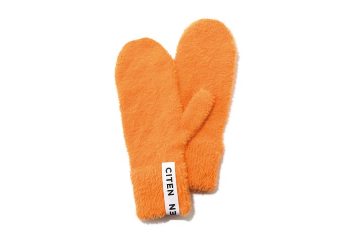 毛脚の長いシャギー素材のミトン型グローブ。