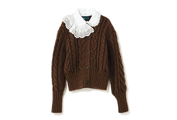 アシンメトリーなレースの襟はボタンで着脱可能で、取り外せばシンプルなケーブルニットカーディガンに。