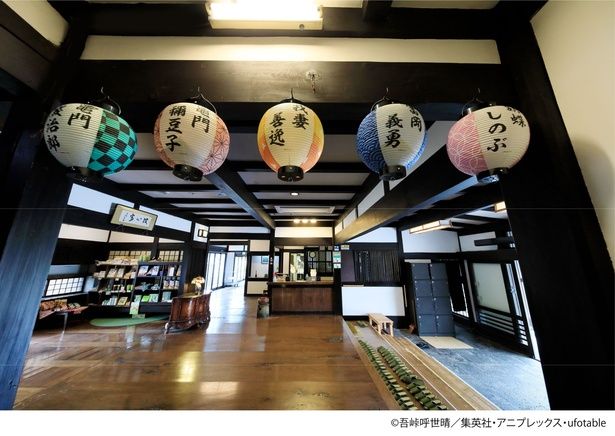 キャラクターの名前が書かれた提灯も。写真は日本庭園のある数寄屋造りの宿「皆生風雅(かいけふうが)」