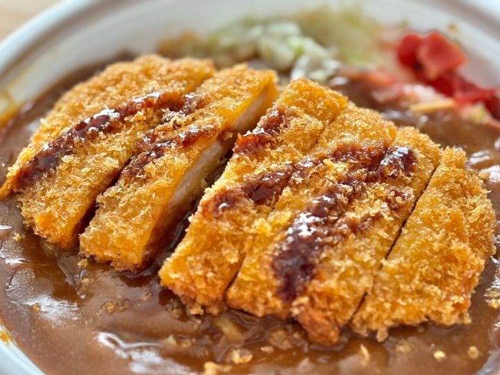 ロースカツがど～んと！！【ファミマ】地方発祥の有名カレーが登場中