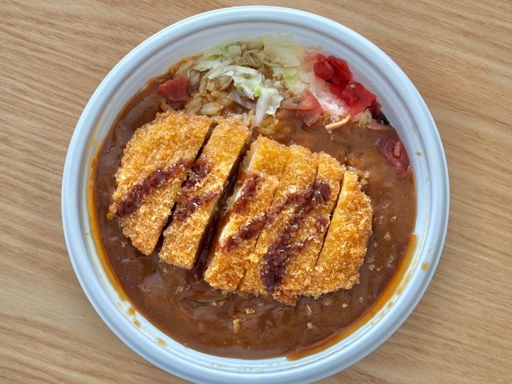 ロースカツがど～んと！！【ファミマ】地方発祥の有名カレーが登場中