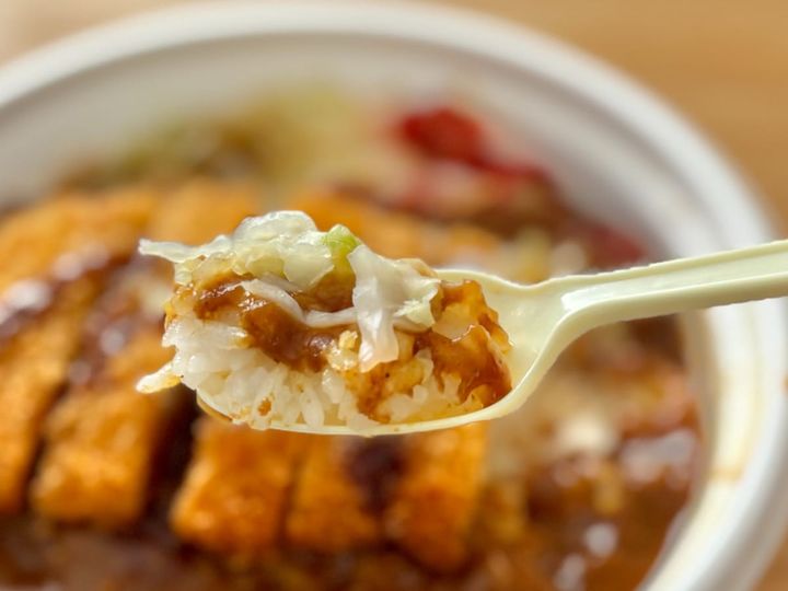 ロースカツがど～んと！！【ファミマ】地方発祥の有名カレーが登場中