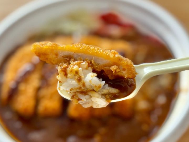 ロースカツがど～んと！！【ファミマ】地方発祥の有名カレーが登場中