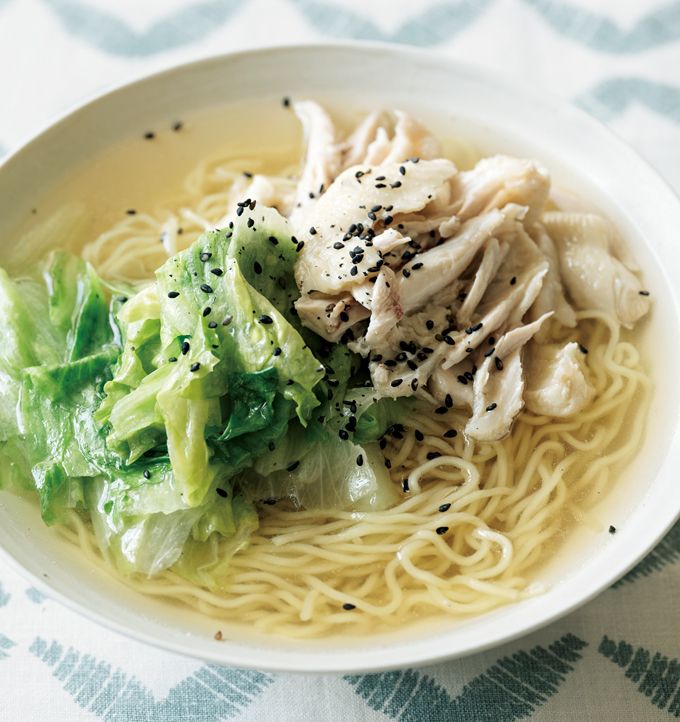 袋麺でOK！ パパっと簡単！ シンプルなスープが美味しい「鶏手羽とレタスの鶏だし汁麺」のレシピの画像1