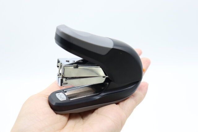ホッチキス（黒、省力タイプ）