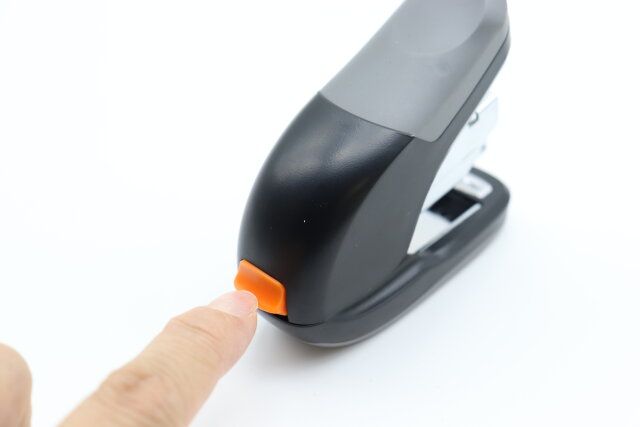 ホッチキス（黒、省力タイプ） リロードスイッチ