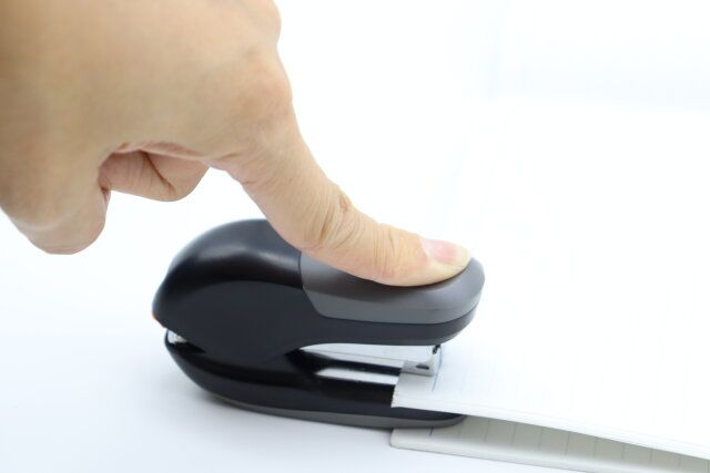 ホッチキス（黒、省力タイプ） 使用例