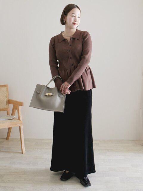 2025冬大人女子おすすめブラウンペプラムニット×黒スカート