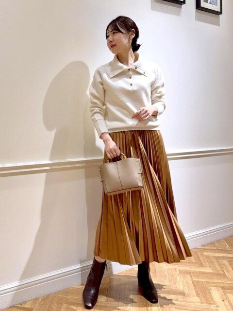 2025冬大人女子おすすめポロ襟ニット×光沢プリーツスカート