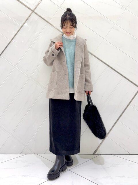 2025冬大人女子おすすめミントカラーニット×黒スカート