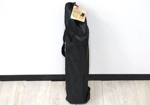 ダイソー 折りたたみアウトドアチェア（収納袋付、背もたれ付） パッケージ