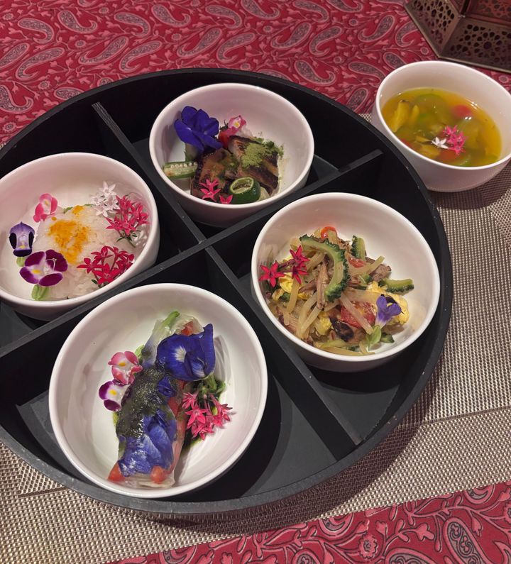 2泊3日の滞在中は夕食2回、朝食2回、施設裏の農園「アーユルエデン」で採れたハーブや花（エディプルフラワー）で彩られたご膳がケータリングで届けられる。