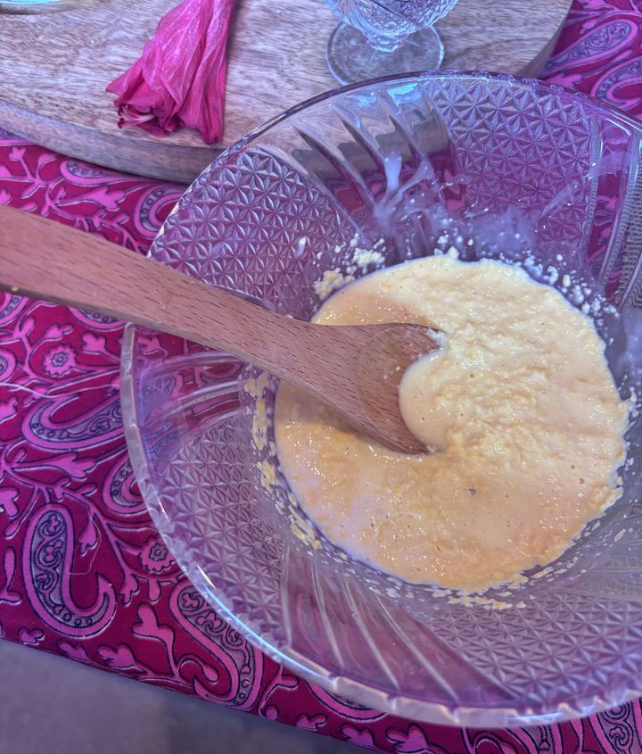 すりおろしたとうもろこしと生米のざくざくとしたテクスチャーが心地よい。肌にのせて、乾いたら洗い流す。くすみが取れて、ワントーン明るい肌に。