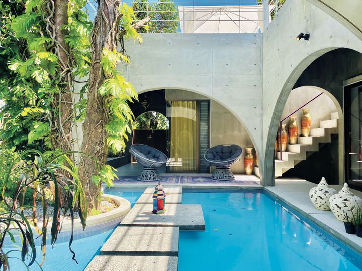 リゾートの建物は古代インドの建築学「スタパティアヴェーダ」デザインを採用。壁の色や部屋の形、照明から装飾品まですべてがそこに身を置くだけで心身が整うような心地よさを追求している。