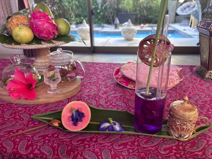 施設裏にある農園「アーユルエデン」で採れたハーブや果物を中心に地元の食材を使ったウエルカムフルーツやドリンクが供される。