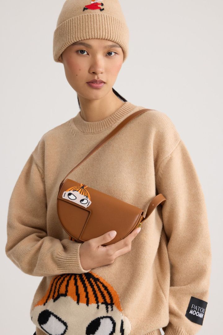 リトルミイ ビーニー ¥47,300 リトルミイ クルーネック ジャンパー ¥159,500 リトルミイ プチ・パトゥ バッグ ¥192,500