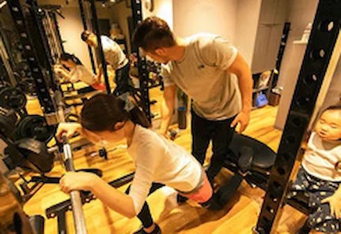 大宮にあるRprecious 氷川参道本店でトレーニングをする女性
