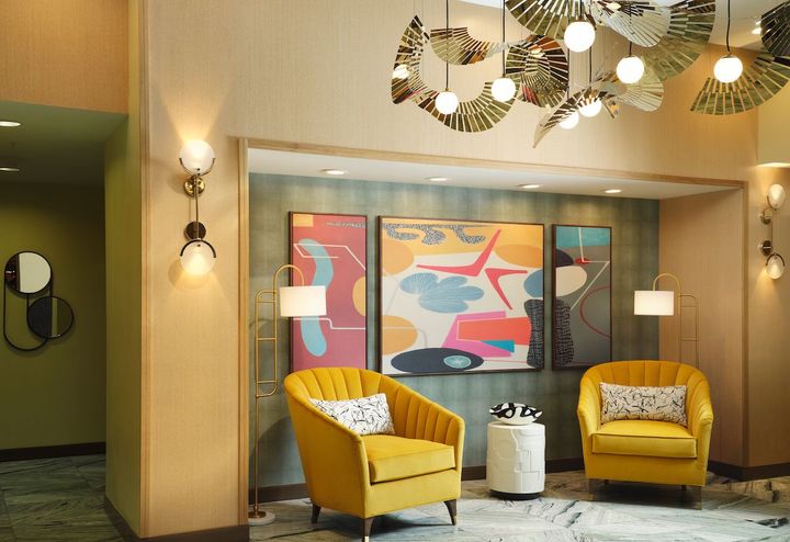 館内アートのキュレーションはテキサス州オースティンのイートン・ファイン・アートが担当した。