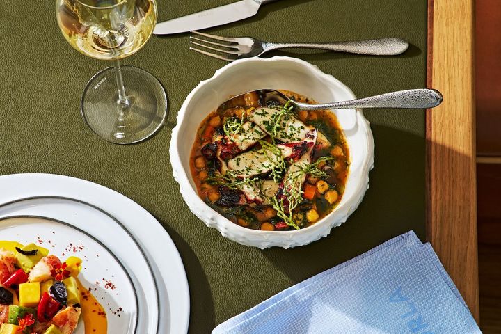 地中海料理と中東料理をミックスしたフージョンスタイルの料理が楽しめる「オーラ」。Photo_ Andrew Bui