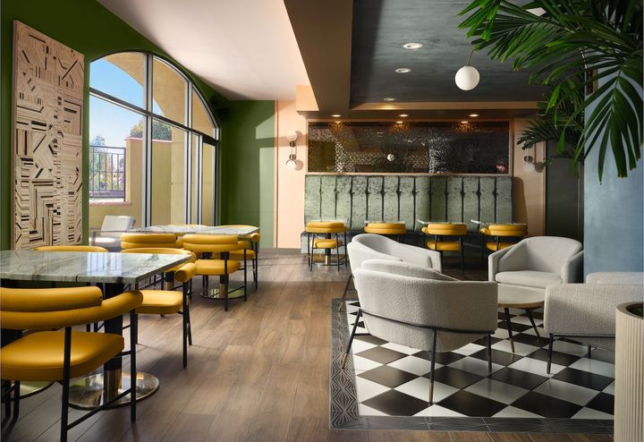 朝はカリフォルニアスタイルの朝食、夜はオリジナルカクテルを提供する「エメラルドラウンジ」。