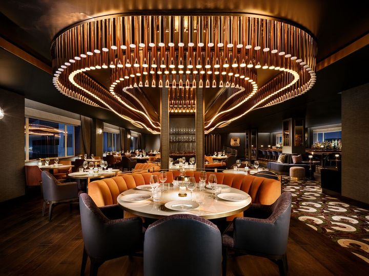 1938年にザ・ブレーカーズを買収したコンラッド・ヒルトンがペントハウスを高級レストラン「スカイルーム」に改装した。