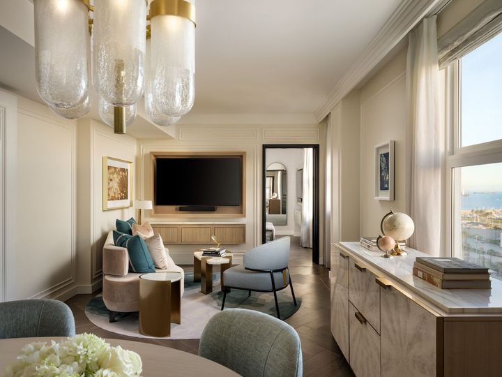 歴史的な優雅さと現代的な快適さが融合した客室。