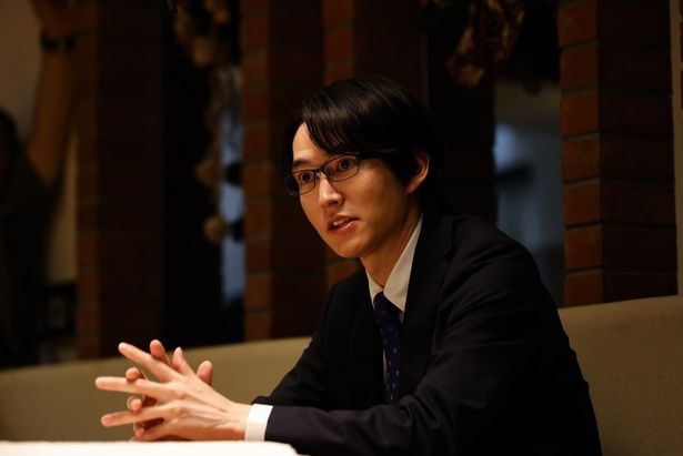 霊能者の浅野斗真 [c]2025 「とれ！」製作委員会