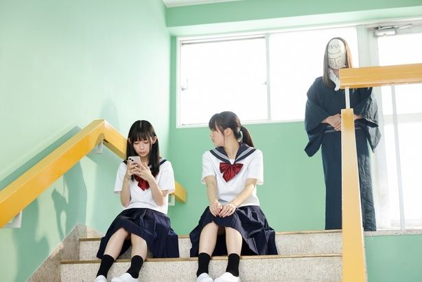 美咲と皐月の後ろにいるのは…？ [c]2025 「とれ！」製作委員会