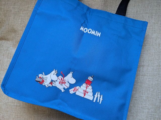 ムーミン松屋銀座ショッピングトートの片面デザイン（プレゼントを運ぶムーミンたち）