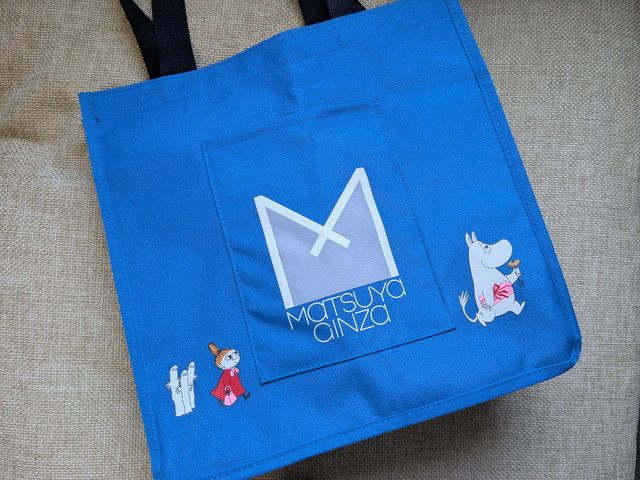 ムーミン松屋銀座ショッピングトートのフロントポケットとMマークロゴ面