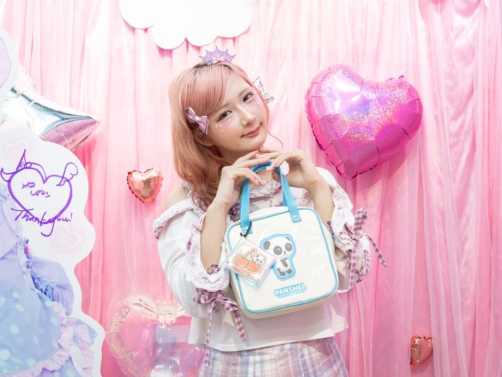 パンシェルのスクエアバッグを持参したしなこちゃん