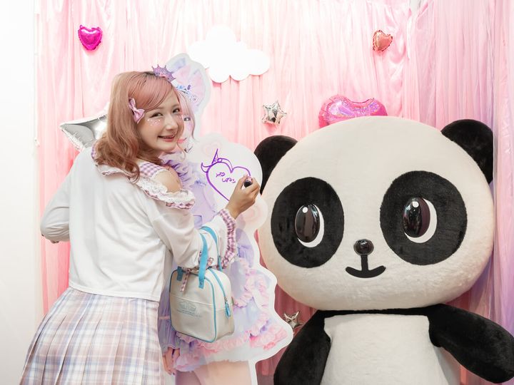 等身大パネルにサインを書き入れるしなこちゃん