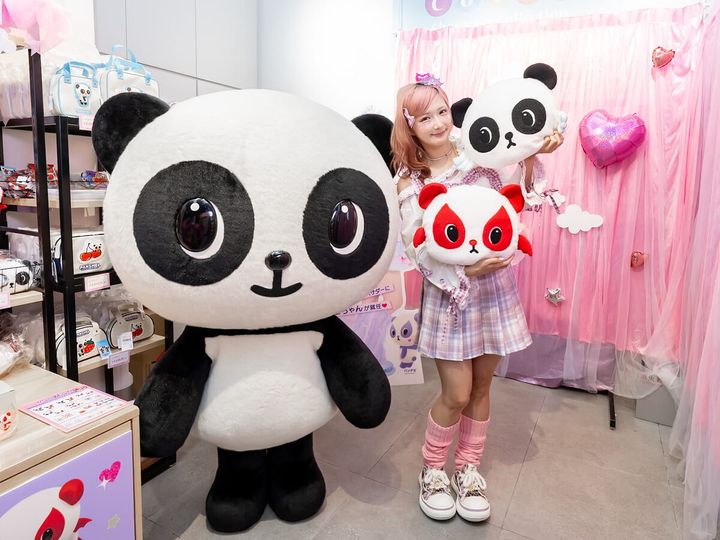 フェイスクッションを持つしなこちゃん