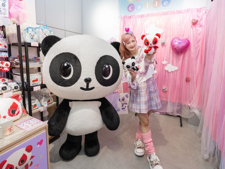 パンシェルとパンデビのぬいぐるみを持つしなこちゃん