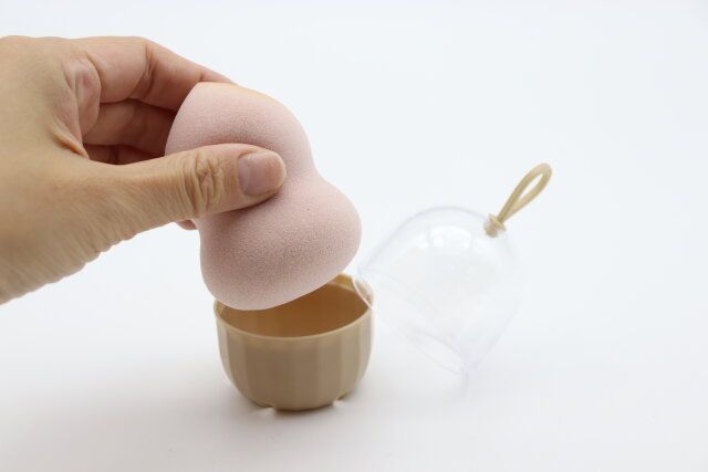 メイクパフ（ホイップ型、ケース付） ケースからり出し