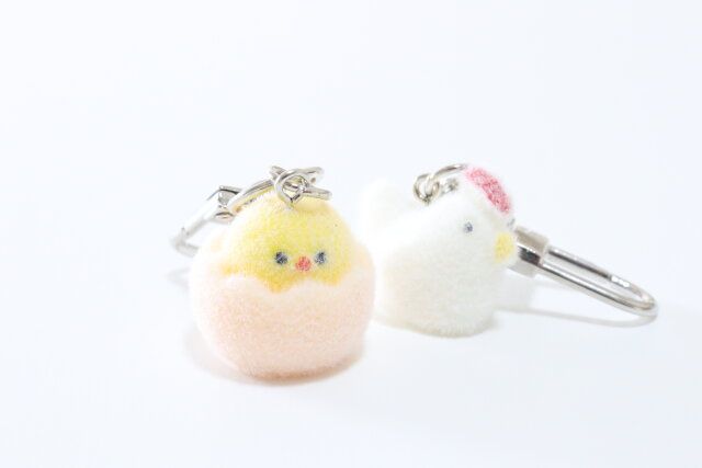 ダイソーのミニサイズのフロッキーキーホルダー ひよこ、にわとり