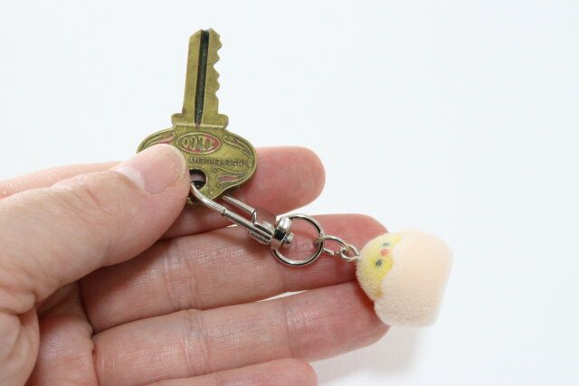 ダイソーのフロッキーキーホルダー ひよこ、にわとりを鍵に付ける
