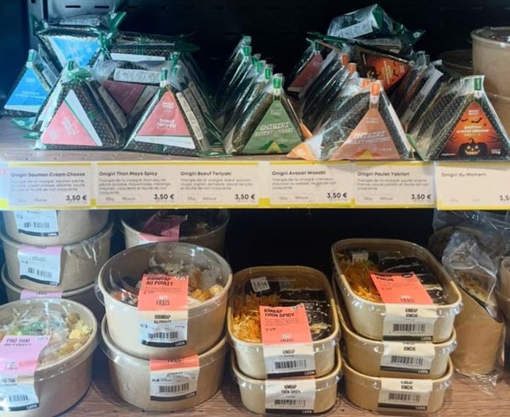 スーパーのおにぎりコーナー。昼時には売り切れます